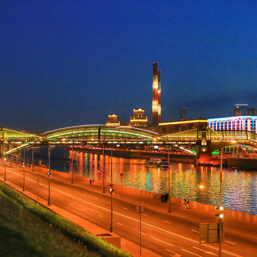 Вечерняя набережная Москвы-реки